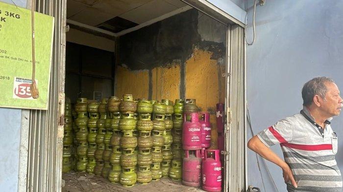 AGEN GAS ELPIJI --- Potret penjualan tabung gas elpiji 3 kilogram di Agen Simanjuntak, Cengkareng Barat, Jakarta Barat, Jumay (31/1/2025).