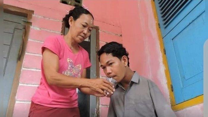 I Wayan Agus Suwartama alias Agus Buntung (22) sebagai tersangka pemerkosaan terhadap mahasiswi sebuah perguruan tinggi negeri (PTN) di Kota Mataram, NTB, saat disuapi makanan oleh keluarganya.
