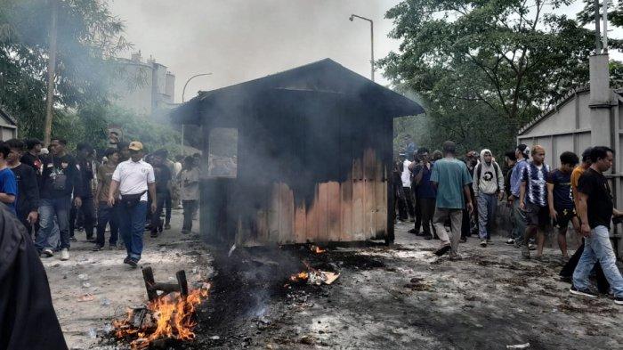 TOLAK TAMBANG KAPUR --- Aksi unjuk rasa menolak pertambangan di pegunungan Karawang Selatan, Kabupaten Karawang ricuh pada Kamis (17/4/2025).