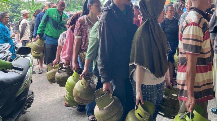 ANTRE GAS 3 KILOGRAM --- Suasana antrian panjang di agen Gas Elpiji di toko Tri Wijaya, Pondok Aren, Tangerang Selatan, Senin (3/2/2025) (TribunTangerang.com - Wartakota Network/Ikhwana Mutu