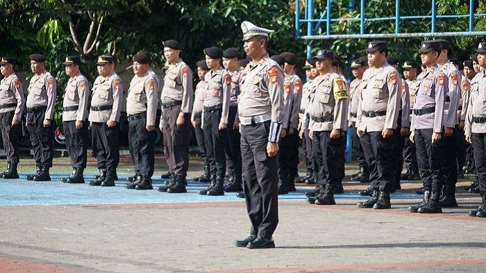 Apel Gelar Pasukan Operasi Lilin Jaya 2024 di Lapangan Mapolres Metro Bekasi, Jumat, 20 Desember 2024.