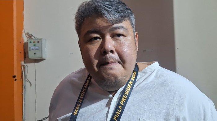 PRESIDEN KLUB DEWA UNITED - Presiden klub Dewa United FC, Ardian Satya Negara saat diwawancarai terkait kepastian Rafael Struick sebagai pemain Dewa United FC di Stadion Si Jalak Harupat, Kabupaten Bandung, Sabtu (12/7/2025).