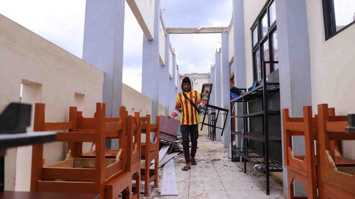 Laporan Muhammaf Azzam
ATAP SEKOLAH RUSAK --- Kondisi Sekolah Dasar (SD) Negeri Telajung 04, Kecamatan Cikarang Barat, Kabupaten Bekasi pasca diterpa angin puting beliung pada Selasa (18/3/2025). Akibat kejadian itu mengakibatkan atap rusak.