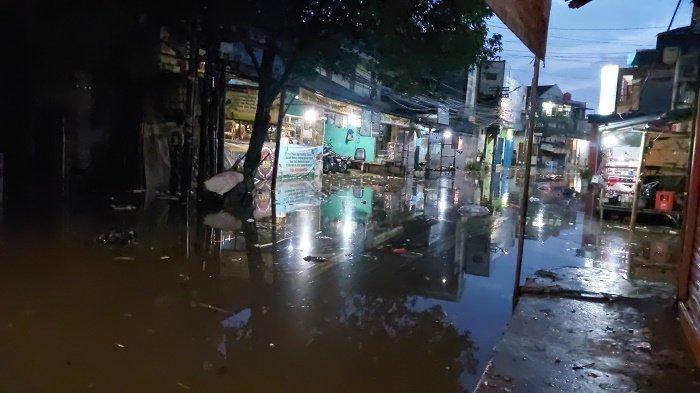 Banjir setinggi 80 sentimeter melanda kawasan Pasar Warung Buncit, Mampang Prapatan, Jakarta Selatan, akibat diguyur hujan deras pada Rabu (3/4/2024).