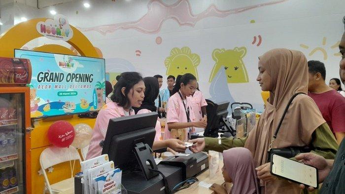 Para pengunjung membeli tiket masuk Hooray Playground di AEON Mall Deltamas.