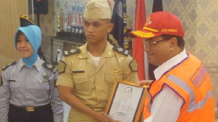 Menteri Perhubungan Budi Karya Sumadi bersama Amarulloh Adityas Putra, kakak kandung taruna STIP yang tewas Amirulloh Adityas Putra, Minggu (16/7/2017). Amirulloh Adityas tewas akibat kekerasan senior terhadap junior di kampus STIP, Jakarta.