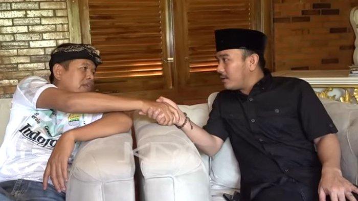 Calon bupati Bekasi nomor urut 3, Ade Kuswara Kunang bersama calon gubernur Jawa Barat nomor urut 4, Dedi Mulyadi.(ACHMAD NASRUDIN YAHYA/KOMPAS.com)