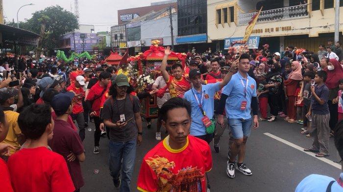PERAYAAN CAP GO MEH - Ribuan masyarakat tumpah ruah menyaksikan perayaan Cap Go Meh 2576 di Jalan Ir H Juanda, Kelurahan Margahayu, Kecamatan Bekasi Timur, Kota Bekasi pada Rabu (12/2/2025). Mereka nampak antusias menyaksikan perayaan acara per satu tahun sekali itu.