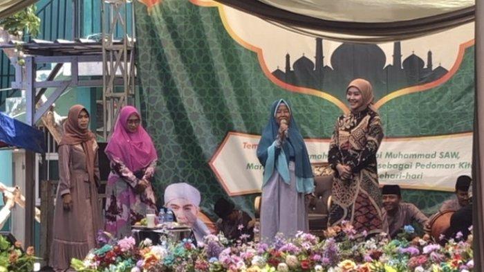 Calon Wakil Gubernur (Cawagub) Jawa Barat (Jabar) nomor urut 1, Gitalis Dwinatarina atau yang kerap disapa teh Gita KDI saat berbagi kerudung dengan ibu-ibu ketika acara Maulid Nabi di Yayasan Pendidikan dan Keterampilan (YPK) Patriot, Jalan Raya Sukatani, Desa Sukadarma, Kecamatan Sukatani, Kabupaten Bekasi, Kamis (17/10/2024)