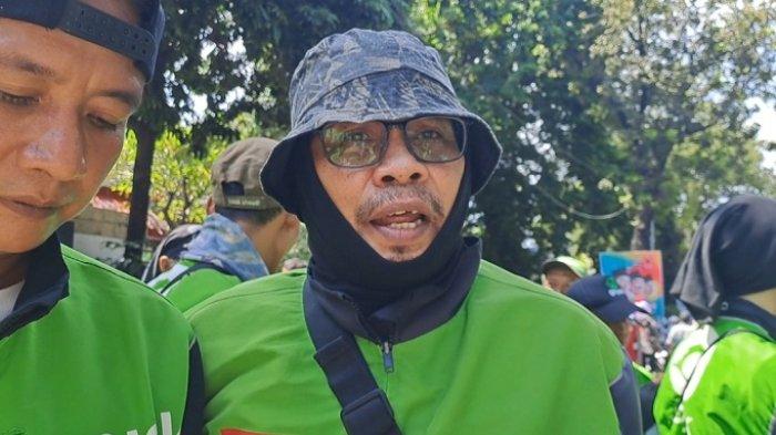 Pengemudi Ojol bernama Fery, mengaku turun langsung ke jalan karena berbahagia dengan dilantiknya Prabowo Subianto sebagai Presiden RI baru. Pasalnya menurut Fery, pesta rakyat yang digelar hari ini sangatlah meriah dan mengesankan. Selain itu, Fery juga menaruh harapan besar kepada Prabowo dan wakilnya, Gibran Rakabuming Raka, agar lebih bisa menyejahterakan para Ojol.