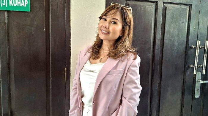HILANG DARI LAYAR KACA --- Setelah menikah dengan Soeharto Bagoes di tahun 2019, bintang sinetron dan film Emma Warokka menghilang dari layar kaca Indonesia. Emma Warokka menikahi Soeharto Bagoes, pria yang usianya 18 tahun lebih muda darinya. Emma mengakui jarang menerima tawaran sinetron lagi untuk menjaga eksistensinya di dunia akting, yang sudah membesarkan namanya selama ini.