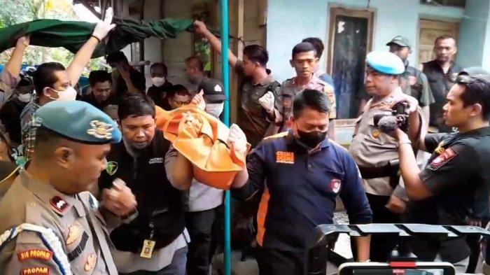 BONGKAR KASUS PEMBUNUHAN --- Sejumlah anggota Kepolisian Polres Metro Bekasi dan Polsek Cibarusah tengah melakukan evakuasi jasad korban dengan membongkar septictank di rumah pembunuh gadis penagih utang Sri Pujiyanti di Desa Sindangmulya, Cibarusah, Kabupaten Bekasi, Jawa Barat pada Rabu (5/2/2025). Pembongkaran itu menyusul pengakuan pelaku yang membunuh istri sahnya dan dimasukkan ke septictank pada November 2022 lalu.