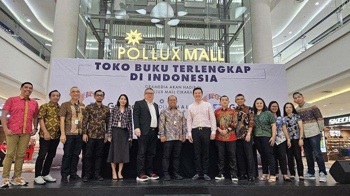 Jajaran direksi serta manajemen Toko Buku Gramedia dan Pollux Mall Cikarang, berfoto bersama usai prosesi penandatanganan kerja sama, Selasa, 30 Juli 2024.