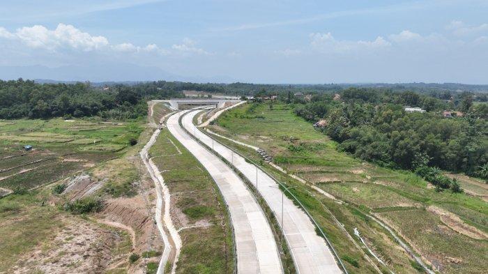 JAPEK II SELATAN - Pintu masuk ruas Tol Jakarta Cikampek (Japek) II Selatan di wilayah Sadang, Purwakarta. Jalur fungsional sepanjang 31,25 km ini dioperasikan hari ini Rabu, 2 April 2025, dari pukul 07.00 WIB sampai 17.00 WIB sesuai diskresi kepolisian.