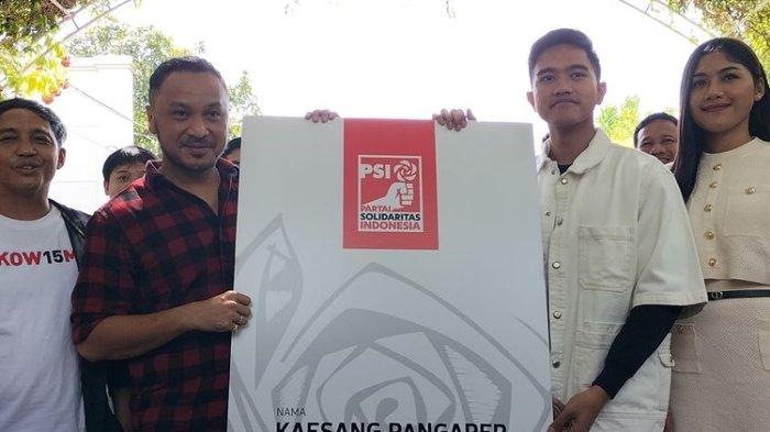 Penyerahan KTA PSI secara simbolis dilaksanakan Ketua Umum DPP PSI Giring Ganesha ke Kaesang Pangarep, di Kediaman Presiden Jokowi, pada Sabtu (23/9/2023).(KOMPAS.COM/Fristin Intan Sulistyowati)