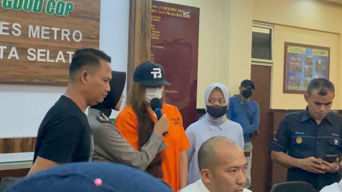 Aktris Karenina Maria Anderson nampak sudah mengenakan baju oranye saat muncul perdana, usai ditangkap polisi lantaran terjerat kasus narkoba.