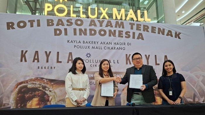 Direktur Kayla Bakery Leny Apritasari dan CEO Pollux Mall, Handojo Setyadi melakukan penandatanganan kerjasama pembukaannya di Pollux Mall Cikarang pada Jumat (9/8/2024).