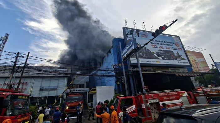 TOKO BAN TERBAKAR --- Musibah kebakaran melanda sebuah gudang ban sekaligus toko di Jalan Sultan Agung RT 06 RW 07, Kecamatan Medan Satria, Kota Bekasi, Senin (30/6/2025).