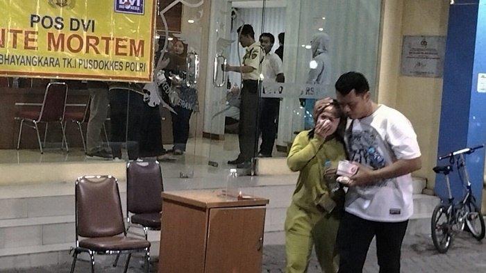 Lalu ada sosok wanita berbaju kuning didampingi seorang pria berbaju putih tak kuasa menahan tangis saat keluar dari Pos DVI RS Polri Kramat Jati. Mereka melangkah keluar dengan penuh rasa sedih, sebab salah satu keluarganya diduga menjadi korban kebakaran di Bekasi.