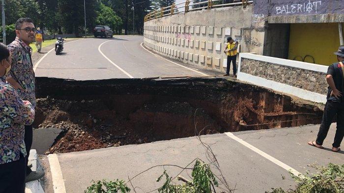 JALAN AMBLES --- Kondisi jalan ambles di Perumahan Kemang Pratama, Kecamatan Rawalumbu Kota Bekasi, makin membesar, Kamis (5/3/2025).