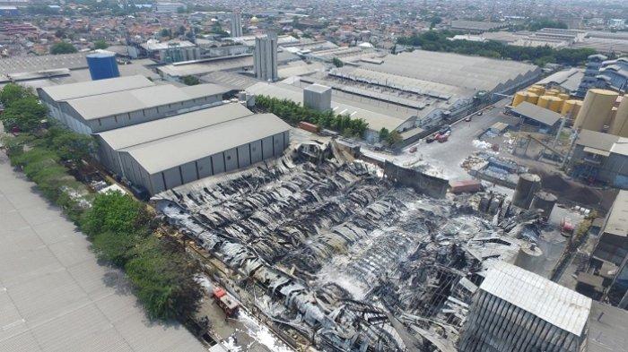 Kondisi pabrik minyak bahan pembuat pakan ternak hewan di PT Jati Perkasa Nusantara, Jalan Pondok Ungu Kaliabang Pejuang Satria, Kecamatan Medan Satria, Kota Bekasi, usai ludes terbakar, Sabtu (2/11/2024).