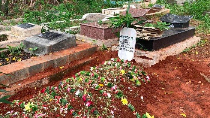 Jenazah Amanda Marisa alias Sasa (14), korban meninggal dunia dalam musibah kecelakaan beruntun di Tol Cipularang dimakamkan di TPU Camat Gabun, Jagakarsa, Jakarta Selatan, Selasa (12/11/2024).
