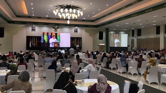 Suasana Lembaga Layanan Pendidikan Tinggi (LLDikti) wilayah III menggelar sosialiasi Permendikbudristek Nomor 55 Tahun 2024 di Auditorium Tanoto Universitas Bhayangkara (Ubhara) Jakarta Raya Kampus II, kecamatan Bekasi Utara, Kota Bekasi pada Rabu (20/11/2024).