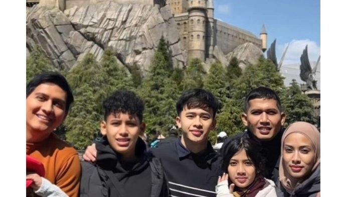 JALAN-JALAN KE JEPANG -- Bupati Indramayu Lucky Hakim dikabarkan melancong ke luar negeri saat libur Lebaran 2025. Padahal berdasarkan surat edaran Kementerian Dalam Negeri, kepala daerah dilarang bepergian ke luar negeri saat libur Lebaran.