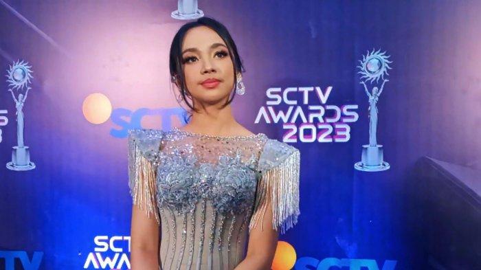 Penyanyi Lyodra Ginting belum tahu kapan ia akan mewujudkan keinginannya menjadi pemain sinetron. Saat ini, Lyodra Ginting masih menjalani pekerjaannya manggung off air keliling Indonesia.