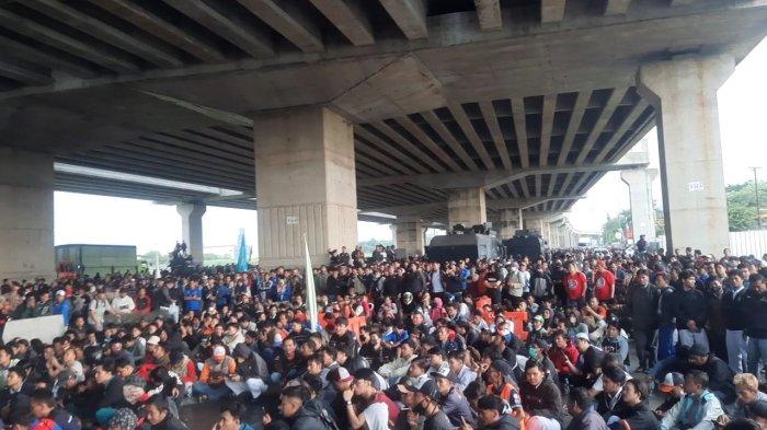 Massa buruh masih memblokade kawasan industri MM2100 dan akses tol Cibitung, Kabupaten Bekasi pada Kamis (30/11/2023).
