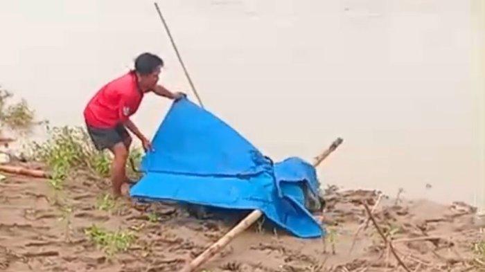 MAYAT WANITA TANPA BUSANA --- Sesosok mayat wanita tanpa baju ditemukan mengambang di aliran Sungai Citarum, Kecamatan Kedungwaringin, Kabupaten Bekasi, Kamis (3/7/2025).(ISTIMEWA)