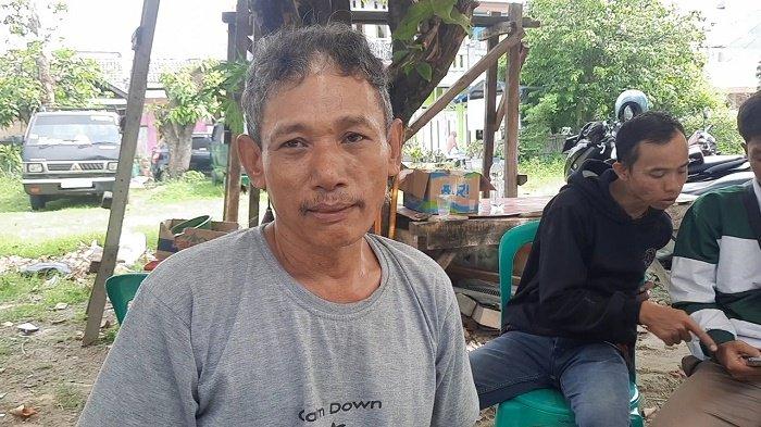 Mintono --- Jatmiko (37) dikabarkan menjadi korban meninggal dalam insiden kebakaran pabrik di Kota Bekasi, Jawa Barat pada Jumat (1/11/2024). Sebelum dikabarkan itu, orangtua Jatmiko, Mintono (60) mengungkapkan, anaknya yang menjadi salah satu korban kebakaran di pabrik di Kota Bekasi ini sempat mau izin tidak masuk kerja.