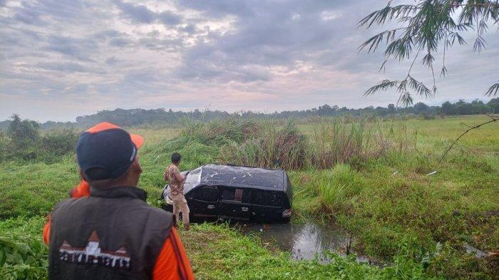 MOBIL TERLEMPAR - Puluhan bangunan rusak dan mobil terlempar akibat diterjang angin puting beliung di Kampung Telajung RT 002 RW 05, Desa Telajung, Kecamatan Cikarang Barat, Kabupaten Bekasi.