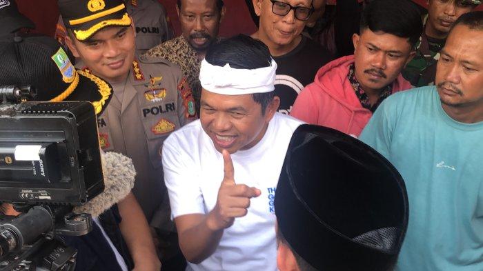 NORMALISASI SUNGAI - Gubernur Jawa Barat, Dedi Mulyadi saat mendatangi lokasi Kampung Gabus dari kawasan Desa Srimukti hingga Srijaya, Kecamatan Tambun Utara, Kabupaten Bekasi pada Jumat (14/3/2025). Dedi memimpin langsung mulainya eksekusi bangunan dengan didampingi Bupati Bekasi, Ade Kuswara Kunang.