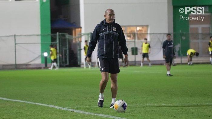 PANTAU PEMAIN - Pelatih Timnas Indonesia U-17, Nova Arianto saat memantau para pemainnya yang tengah menjalani latihan jelang tampil di PIala Asia U-17 2025, Arab Saudi.