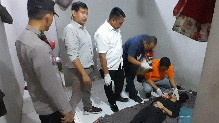 Polisi melakukan olah tempat kejadian perkara (TKP) di lokasi penemuan jasad wanita muda di Kontrakan Kampung Kamurang RT 01 RW 01 Desa Cikedokan Kecamatan Cikarang Barat, Kabupaten Bekasi pada Senin, 12 Februari 2024.
