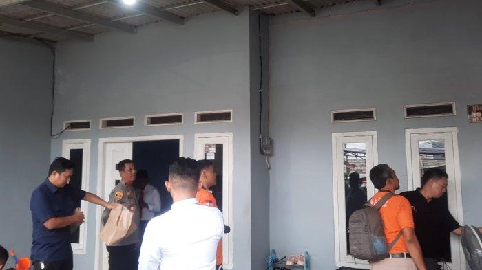 Aparat kepolisian melakukan olah tempat kejadian perkara (TKP) ibu dan anak yang ditemukan tewas gantung diri di Perumahan Palumbonsari Asri, Kelurahan Palumbonsari, Kecamatan Karawang Timur, Kabupaten Karawang pada Kamis, 24 Oktober 2024.