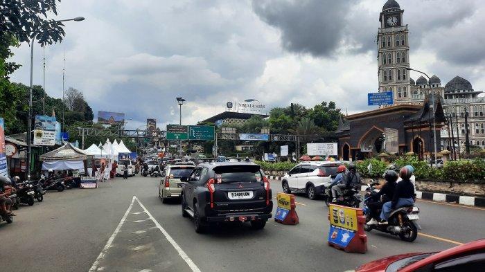 ONE WAY PUNCAK - Satlantas Polres Bogor meberapkan rekayasa lalu lintas one way di jalur wisata Puncak, Kabupaten Bogor, Jawa Barat, pada Lebaran hari ketiga, Kamis (3/4/2025). Polisi memprediksi puncak arus wisata di kawasan Puncak terjadi pada 3-4 April 2025.