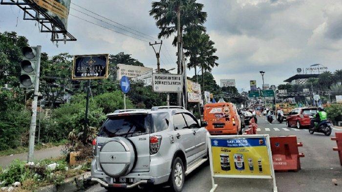 ONE WAY PUNCAK - Satuan Lalu Lintas (Satlantas) Polres Bogor melakukan rekayasa lalu lintas satu arah di kawasan wisata Puncak, Kabupaten Bogor, Jawa Barat, pada Lebaran hari kedua, Selasa (1/4/2025).