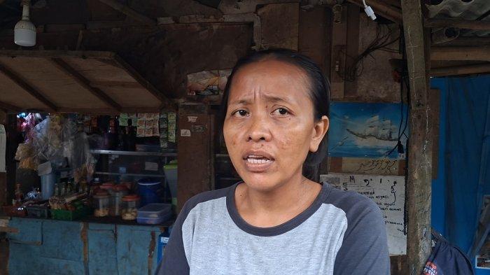 PERTANYAKAN SISTEM SPMB -- AtimahOrang tua Keimita Ayuni Putri Aiman (12), anak pemulung di Bantargebang, mempertanyakan penerapan sistem penerimaan murid baru (SPMB), khususnya melalui jalur prestasi di Kota Bekasi.