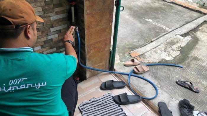 KERUSAKAN PIPA PDAM - Suasana kesulitan air di kawasan Perumahan Mangun Jaya Indah 2, Kecamatan Tambun Selatan, Kabupaten Bekasi, Senin (12/5/2025).