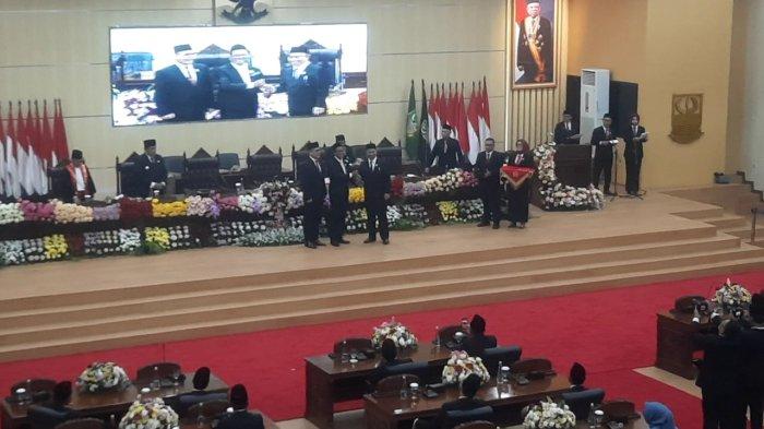 Sebanyak 55 anggota DPRD Kabupaten Bekasi terpilih hasil Pemilihan Legislatif (Pileg) 2024 resmi dilantik di ruang paripurna DPRD pada Kamis, 5 September 2024.
