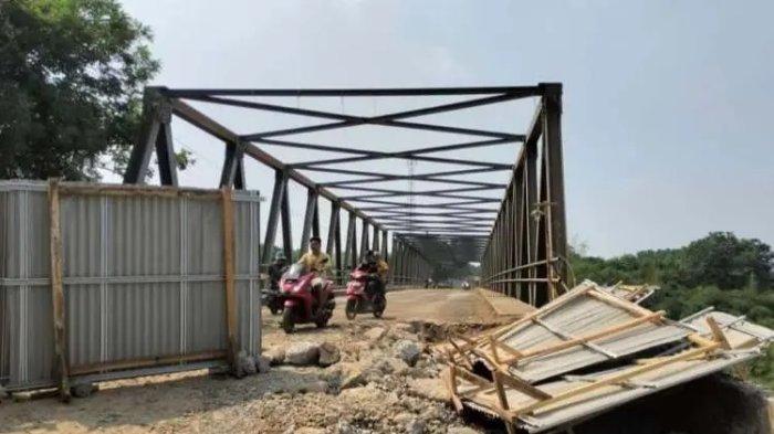 Pemerintah Kabupaten Bekasi, Jawa Barat kembali memperbaiki konstruksi jalan menunu Jembatan Cipamingkis, Kecamatan Cibarusah. Perbaikan jembatan Cipamingkis yang menghubungkan antar Desa Cibarusah kota dengan Desa Sirnajati, Kecamatan Cibarusah sudah beberapakali dilakukan karena seringkali kembali ambles.