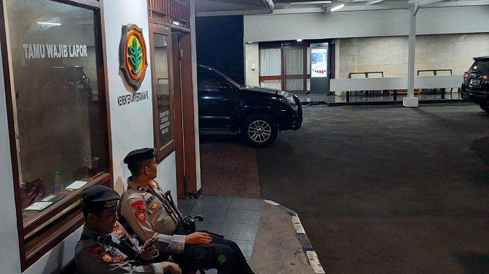 Dua anggota kepolisian bersenjata laras panjang nampak berjaga di rumah dinas Menteri Pertanian, Syahrul Yasin Limpo di Jalan Widya Candra V nomor 28, Kebayoran Baru, Jakarta Selatan saat Komisi Pemberantasan Korupsi (KPK) melakukan penggeledahan, Kamis (28/9/2023).