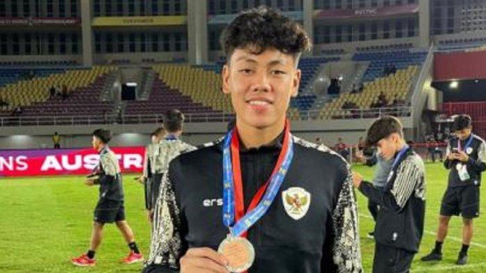 WARGA CIKARANG BEKASI --- Dafa Al Gasemi, penjaga gawang andalan Tim Nasional (Timnas) Indonesia U-17 yang berhasil mengantarkan skuad Garuda Muda menjadi peserta Piala Dunia 2025 di Qatar November mendatang ternyata warga Cikarang Selatan, Kabupaten Bekasi.