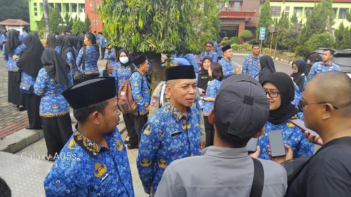 PENYERAHAN SK PPPK NAKES --- Pemerintah Kota Bekasi melalui Badan Kepegawaian dan Pengembangan Sumber Daya Manusia (BKPSDM) menggelar acara Penyerahan Surat Keputusan (SK) Pegawai Pemerintah dengan Perjanjian Kerja (PPPK) kepada ratusan tenaga kesehatan (nakes) se-Kota Bekasi, yang berlangsung di Lapangan Plaza Pemkot Bekasi, Kamis (17/7/2025).