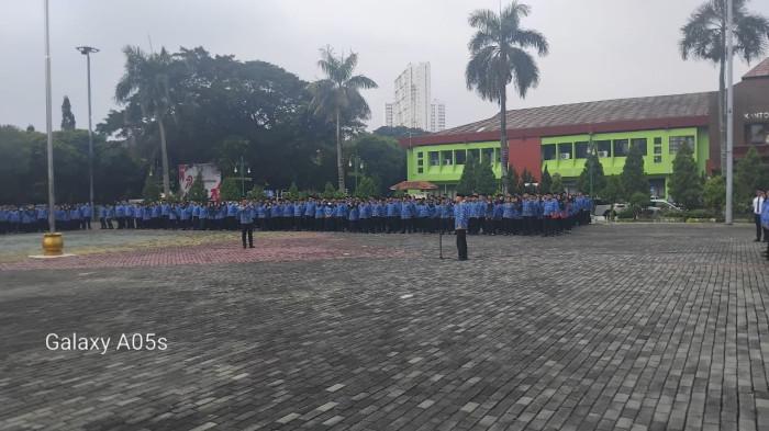 PENYERAHAN SK NAKES --- Pemerintah Kota Bekasi melalui Badan Kepegawaian dan Pengembangan Sumber Daya Manusia (BKPSDM) menggelar acara Penyerahan Surat Keputusan (SK) Pegawai Pemerintah dengan Perjanjian Kerja (PPPK) kepada ratusan tenaga kesehatan (nakes) se-Kota Bekasi, yang berlangsung di Lapangan Plaza Pemkot Bekasi, Kamis (17/7/2025).