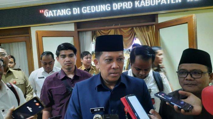 Pj Bupati Tangerang, Andi Ony Prihantono pun menyayangkan adanya peristiwa kelompok ormas menyerbu pedagang Pasar Kutabumi.