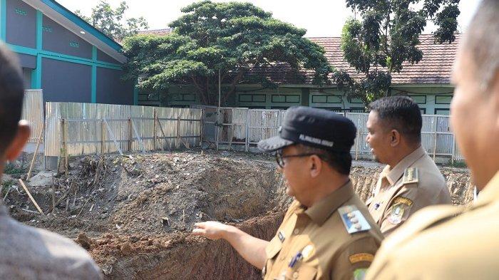 Pj Wali Kota Bekasi Gani Muhamad saat meninjau lokasi pengerjaan Polder Air di Bekasi Utara dan Saluran Air di wilayah Bantargebang Kota Bekasi. Senin,(19/8/24).
