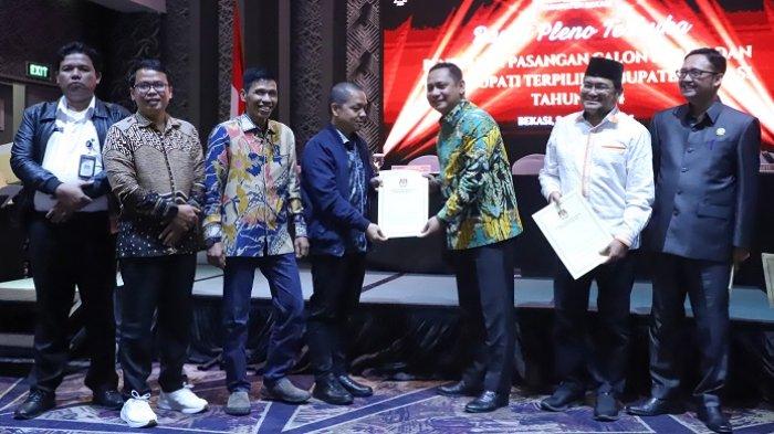 Komisi Pemilihan Umum (KPU) Kabupaten Bekasi menggelar rapat pleno terbuka penetapan Bupati dan Wakil Bupati terpilih hasil Pilkada Serentak 2024 di Hotel Holiday Inn Cikarang pada Kamis, 9 Januari 2025.